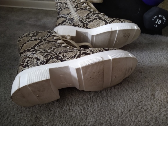 BAMBOO LIKE NEW SNAKE SKIN COMBAT BOOTS - SIZE 7 - Picture 3 of 6